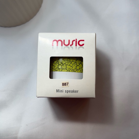 Yellow Mini Speaker 5-6 inches height - Picture 1 of 5